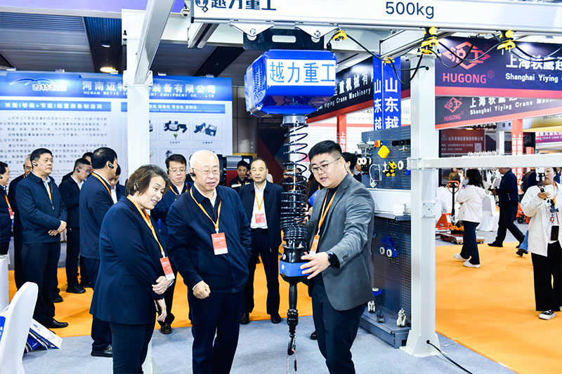 越力重工负责人为各位领导展示KBK起重机使用方法