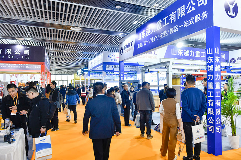 越力重工展位吸引众人围观